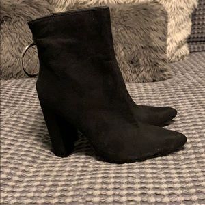 O ring back zippered heeled booties